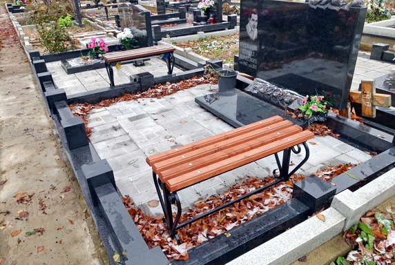 Широкий гранитный памятник без цветника и простая лавочка